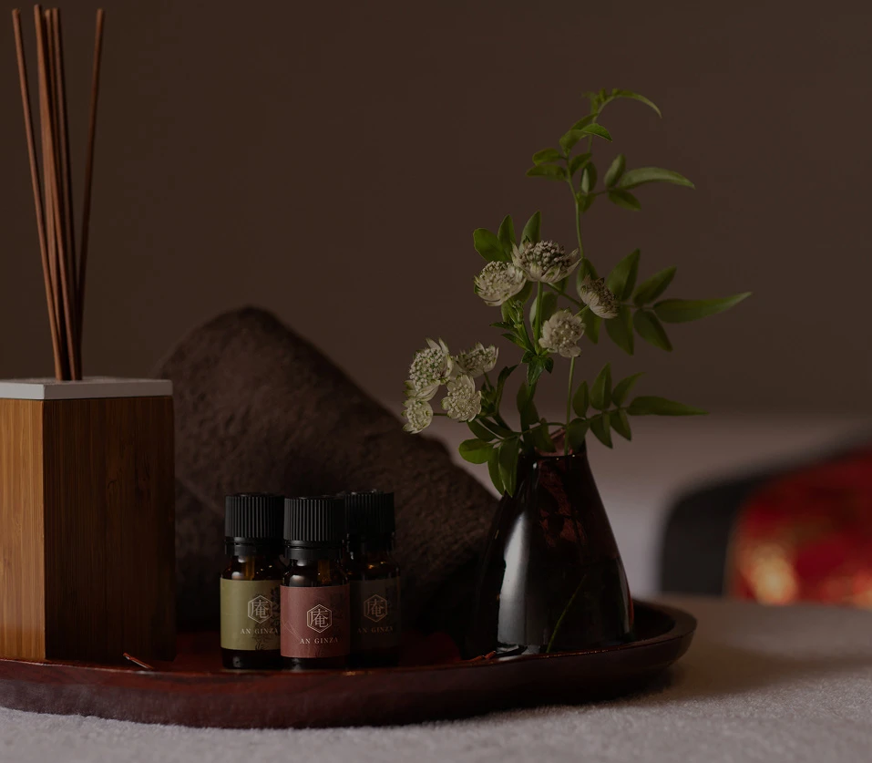 マッサージを受けてリラックスする女性