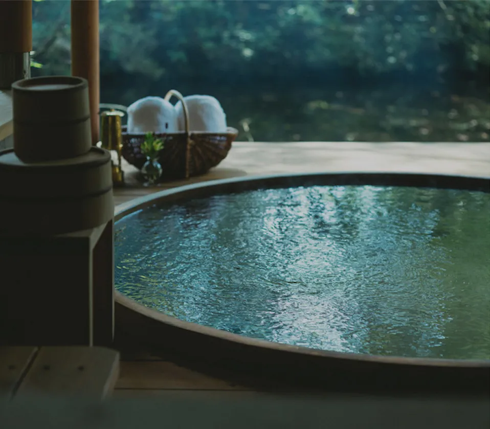 ライトアップされた露天風呂