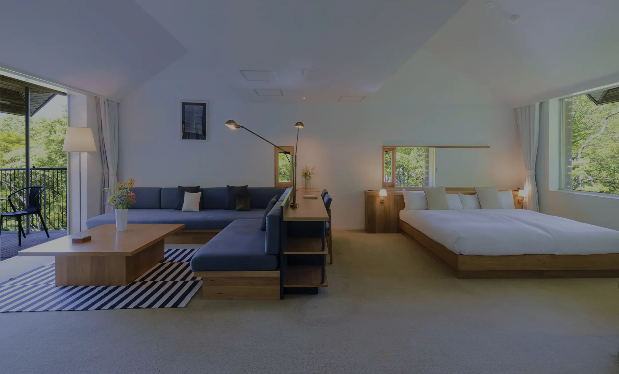 明るく広々とした客室、ベッドとソファのある洋室