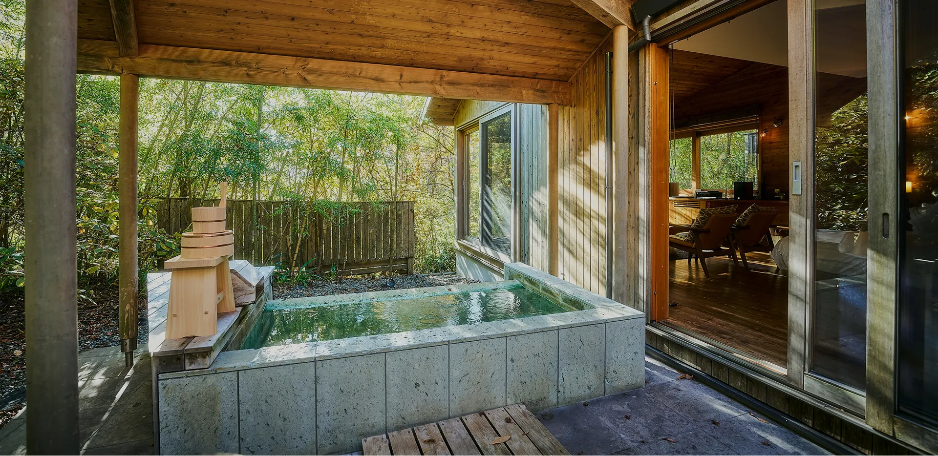 夕暮れ時の宿泊施設、木々に囲まれた建物と紫色に染まる空