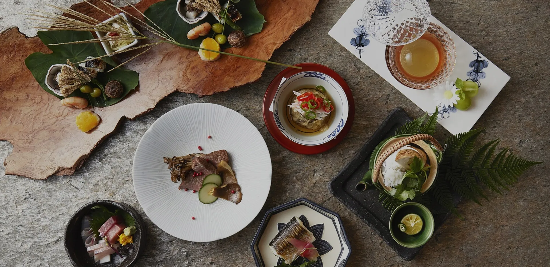 多彩な器に盛られた会席料理、旬の食材を使った和の食膳