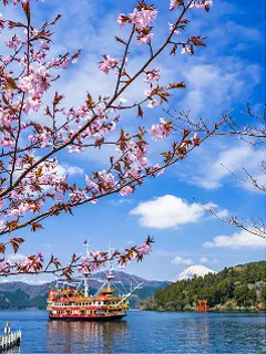 湖畔と桜の風景、青空に映える春の景色