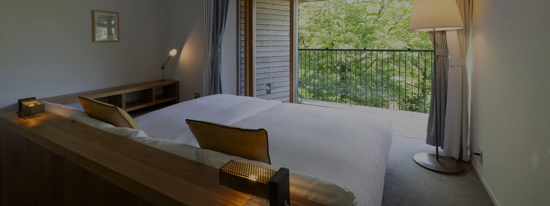 落ち着いた雰囲気のリビングスペース、ソファとテーブルのある客室