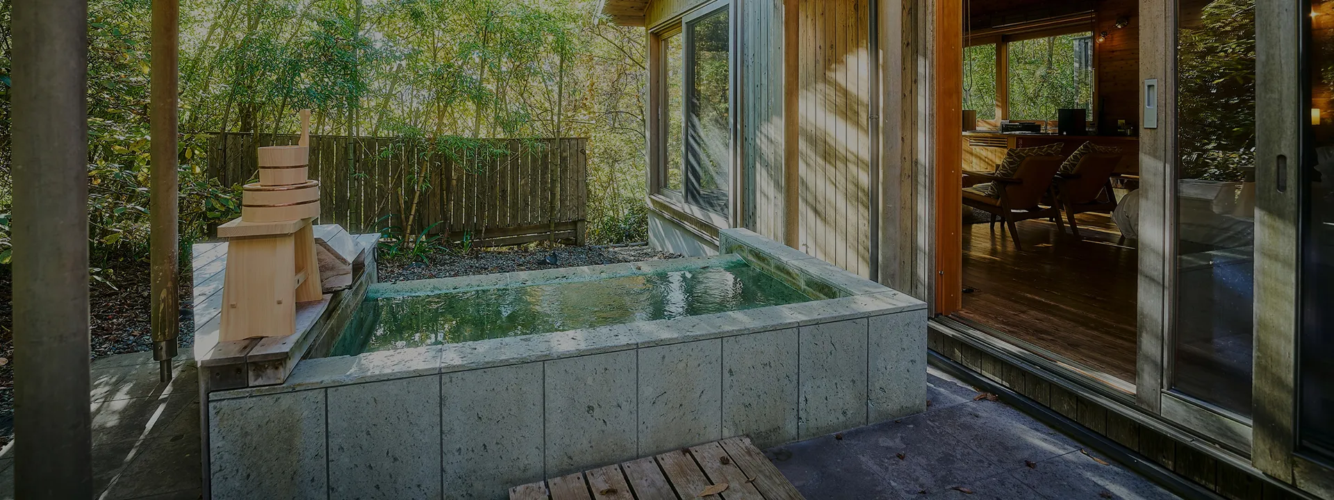 手入れの行き届いた庭園と木造建物の外観