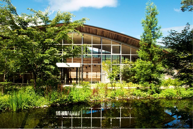 木々に囲まれた宿泊施設の外観