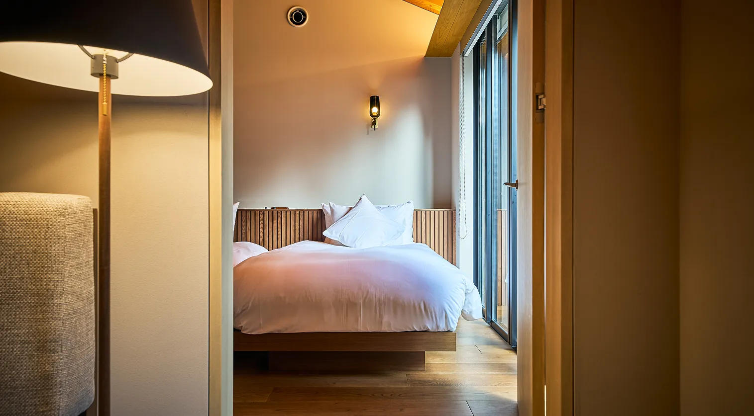 木立温泉スイート（庭苑付）「いぶき」（12号棟）ランプとベッドルーム