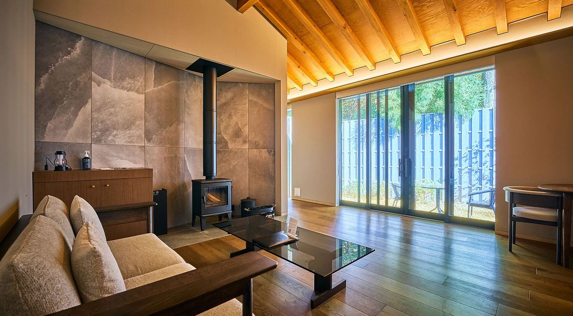 温泉スイート（庭苑付）「いぶき」（13号棟）広々としたリビングルーム 暖炉