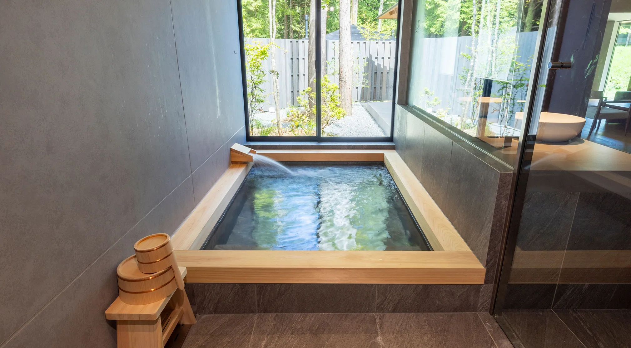 温泉スイート（庭苑付）「いぶき」16号棟